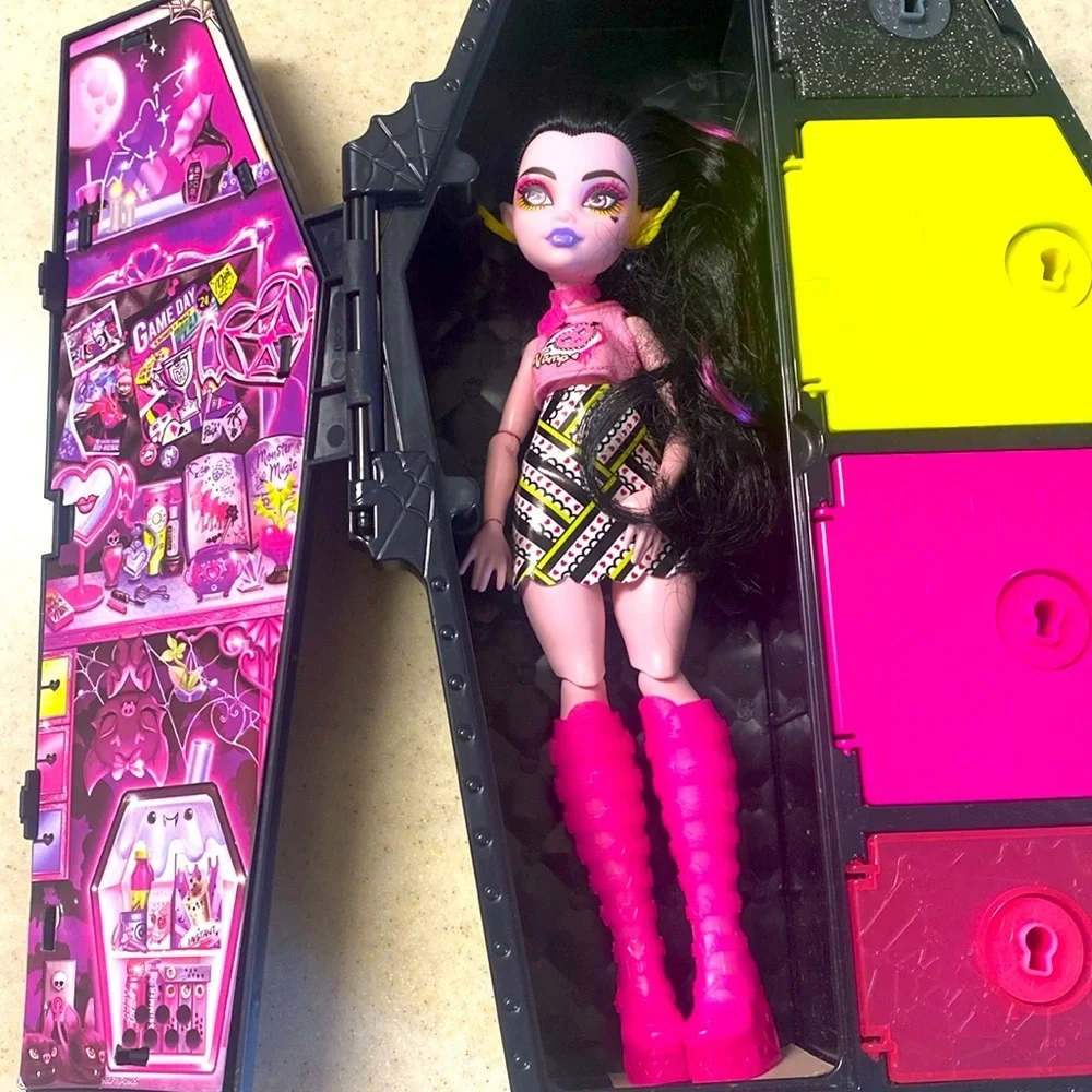 Monster High Black and Pink Fashion Doll with Coffin Case vampire Dracula vamp
